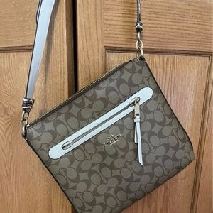 Beautiful coach crossbody or shoulder bag.